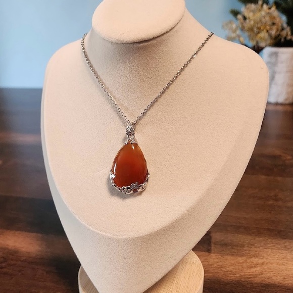 Elegant Carnelian Teardrop Pendant Necklace - Picture 1 of 2